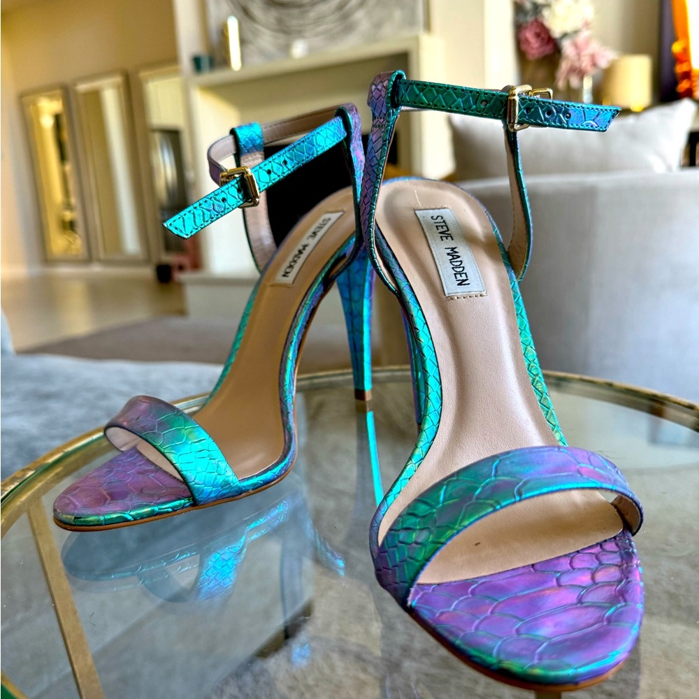 Brand New Steve Madden Iridescent Heel.